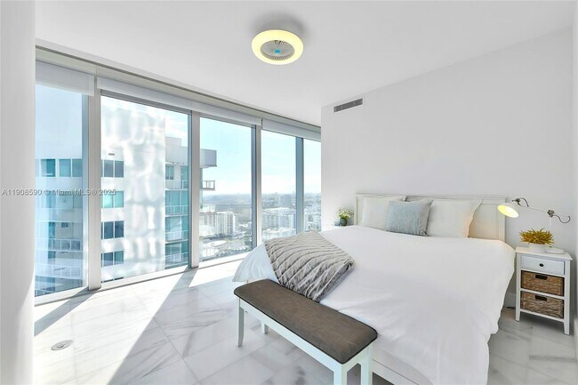 Building Photo - 700 NE 26th Terrace