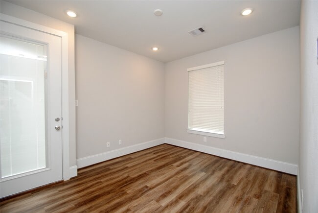 Building Photo - 1270 N Post Oak Rd