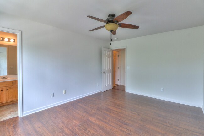 Building Photo - 702 Vernon Ave