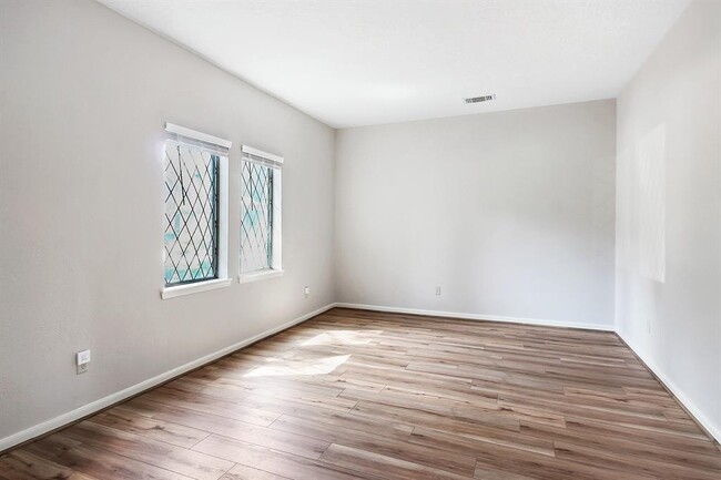 Building Photo - 5402 Summerfield Ln