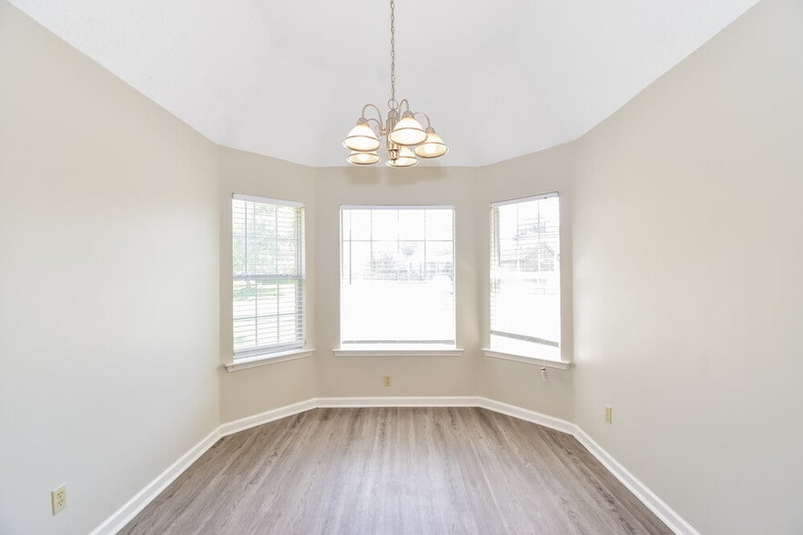 Building Photo - 7653 Fox Hunt Dr E