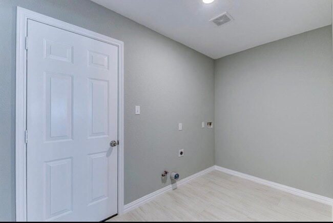 Building Photo - 5824 Glen Lee Dr