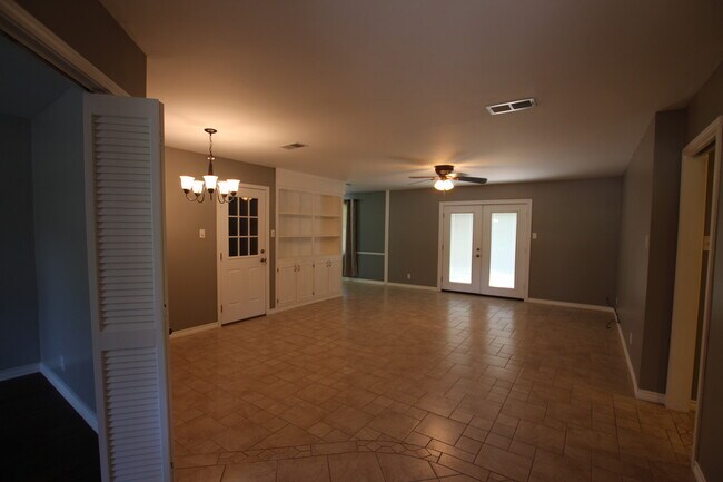 Building Photo - 2930 Williamsburg Dr