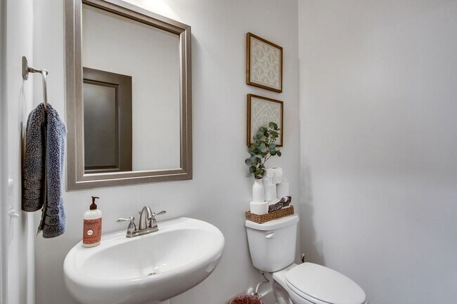 Building Photo - 647 Sire Ave