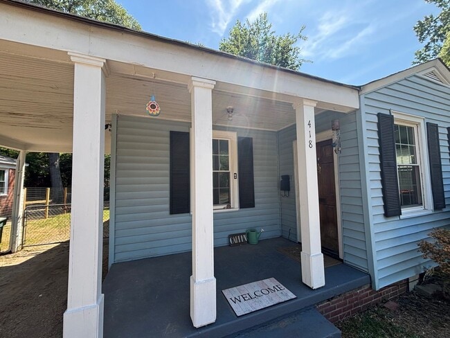 Building Photo - Rosewood Cutie