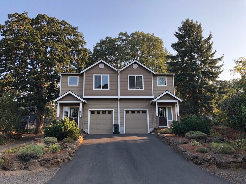 Building Photo - 472 SE Oak St