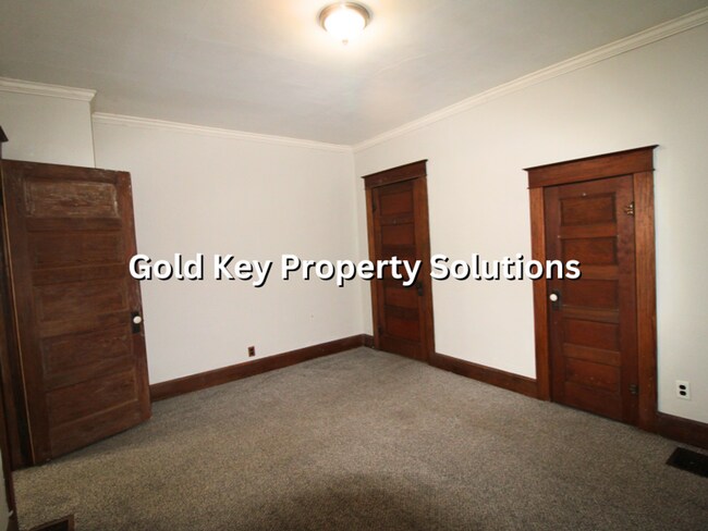 Building Photo - 815 N Elm St