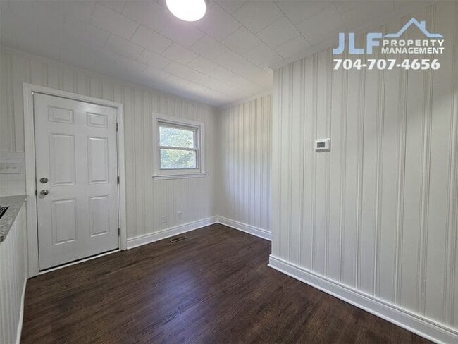 Building Photo - Fully Renovated 3 Bed/1 Bath Cottage in Wo...