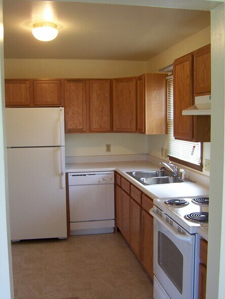 Building Photo - 2212 Melrose Ave