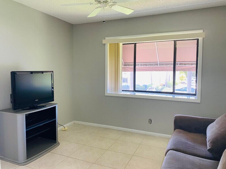 Building Photo - 5040 Rose Hill Dr