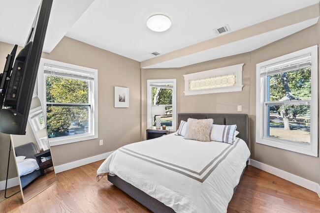 Building Photo - 76 Condict St