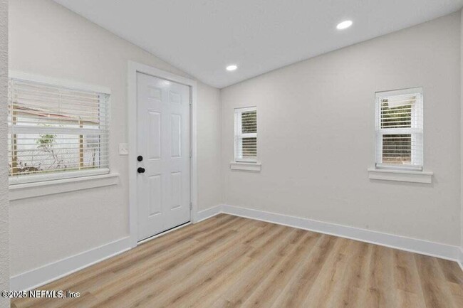 Building Photo - 10856 Hawaii Dr S