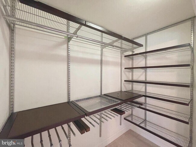 Building Photo - 1555 N Colonial Terrace