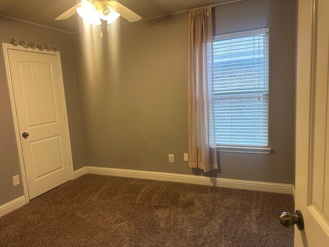 Building Photo - 808 E 96th St