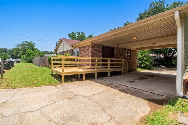 Building Photo - Spacious Bellview 2BR/1.5BA Duplex with Large New Front Deck, Fenced Backyard & Covered 2-Car Car...