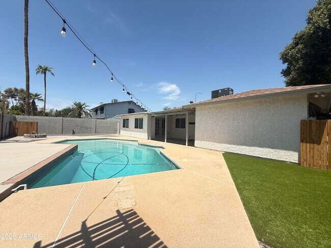 Building Photo - 1363 W Los Lagos Vista