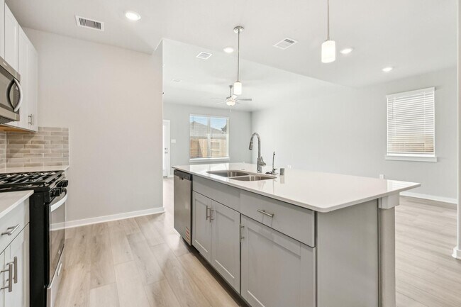 Building Photo - 6607 Castella Dr