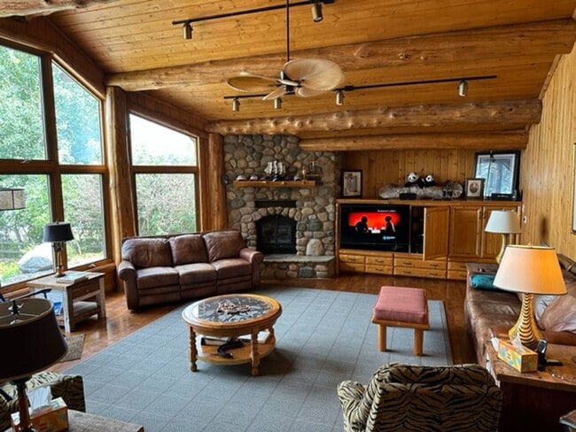 Building Photo - 4 Bedrooms, 3 Bathrooms Fully Furnished La...