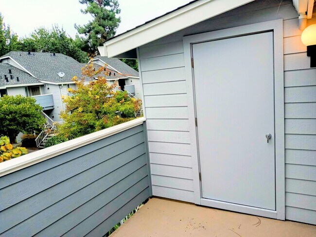 Building Photo - Great Second Floor 2bd Condo With Pool in Gated Complex