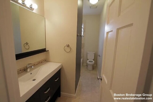 Building Photo - 17 Ashley St