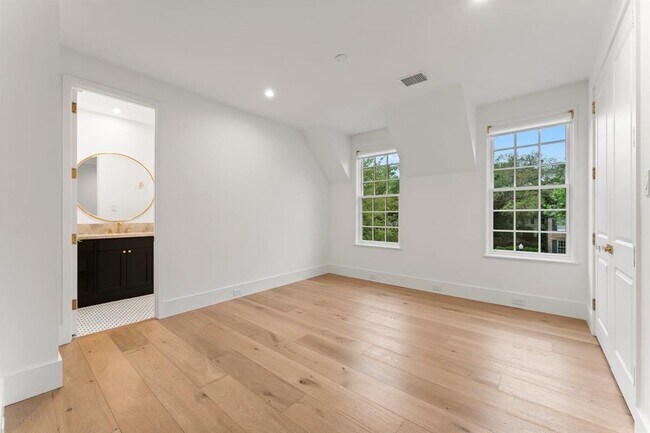 Building Photo - 2530 Stanmore Dr