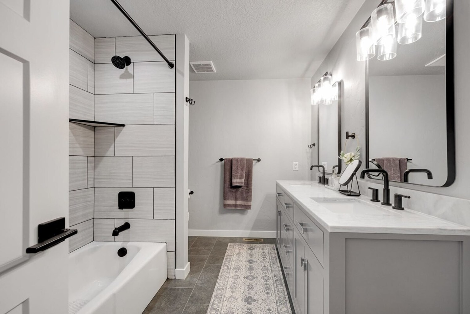 Building Photo - 2890 N Mountain Rd