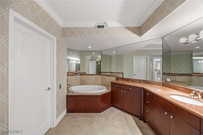 Building Photo - 8171 Bay Colony Dr