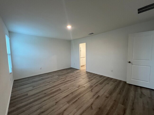 Building Photo - Beautiful 4 bedroom, 2 bath in NBTX