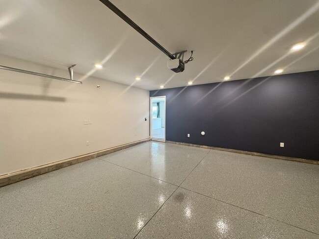 Building Photo - ***** $200 OFF FIRST MONTH RENT *****
