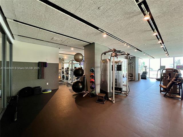 Building Photo - 460 NE 28th St