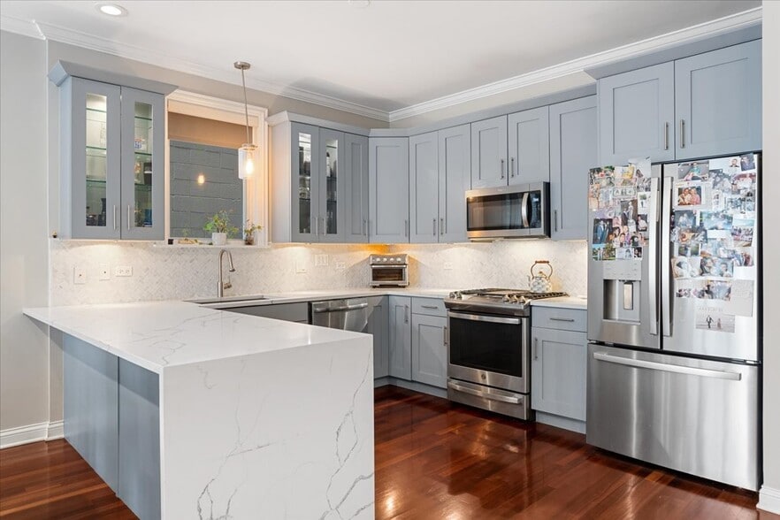 Building Photo - 1018 N Hermitage Ave