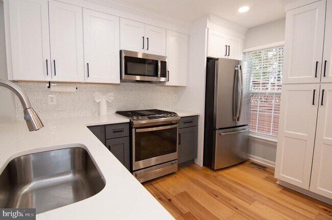 Building Photo - 110 Ingle Pl