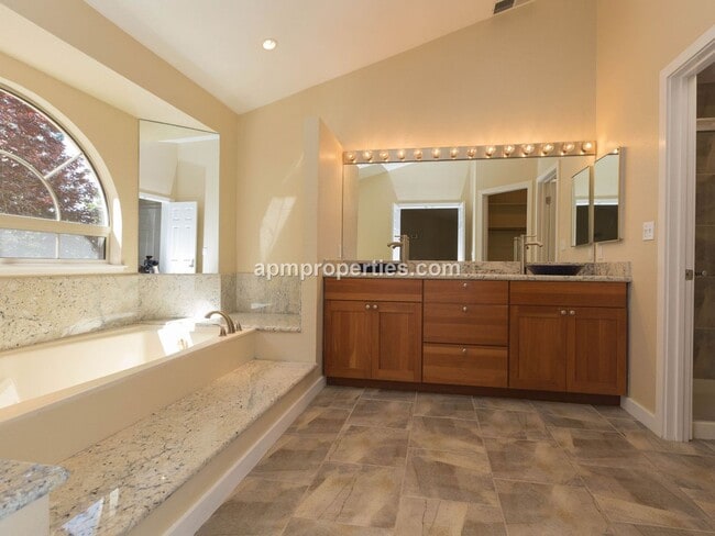 Building Photo - Extraordinary 3 Bedroom, 3 bath Canyon Lakes Golf Course Home!