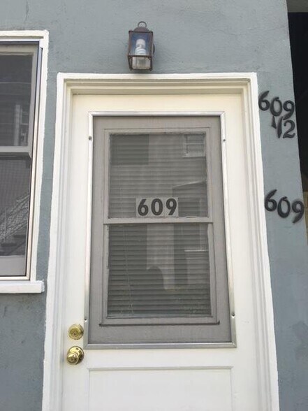 Building Photo - 609 Kelton Ave