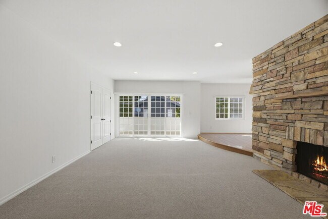 Building Photo - 521 Montana Ave