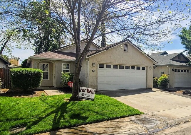 Building Photo - Beautiful 3 Bedroom Home with Vaulted Ceilings, Washer & Dryer Included
