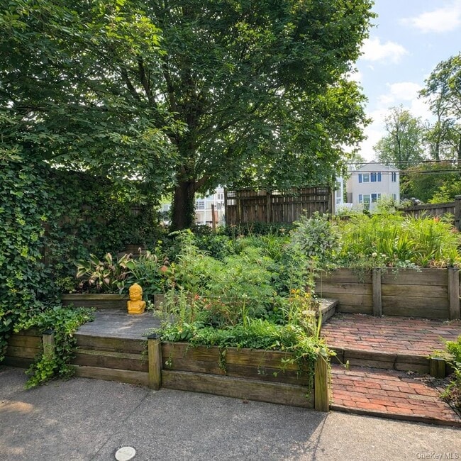 Building Photo - 156 N Clinton St