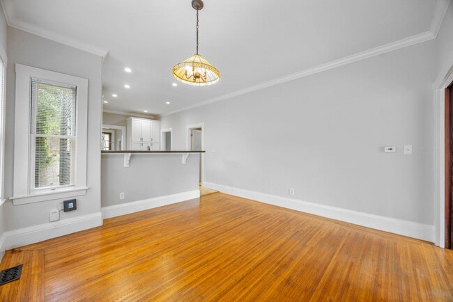 Building Photo - Sun Soaked 2 bedroom 1 bath unit off Piedm...