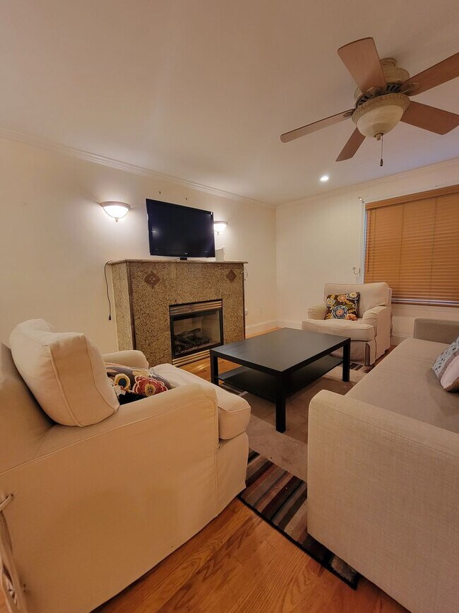 Building Photo - Spacious and Rare 3 Bd 2 Bath Near Fort Hill With Off Street Parking