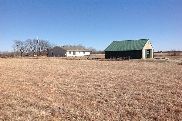 Building Photo - Beautiful 5 bedroom, 3 bathroom Country Home with Barn!