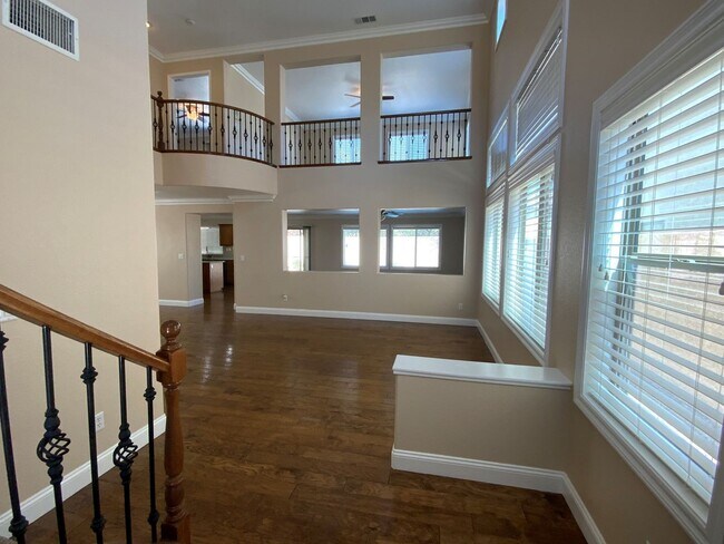 Building Photo - SUPER UPGRADED 3BD/2.5BA HOME W/ POOL/SPA!!