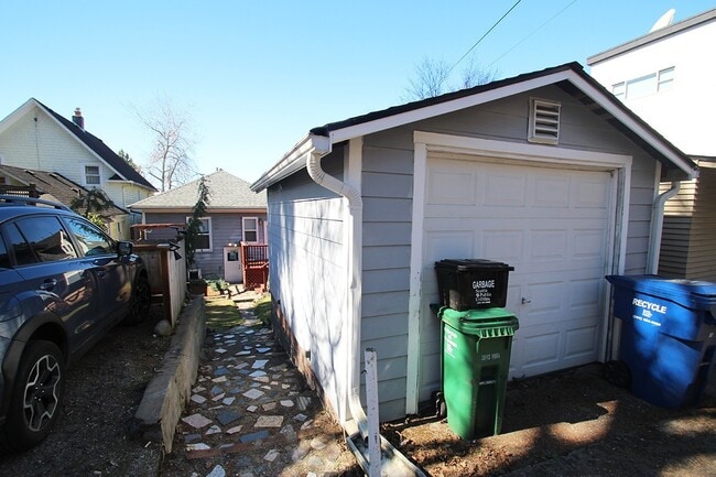 Building Photo - NICELY MAINTAINED 4 BED QUEENE ANNE HOME FOR RENT W GARAGE!