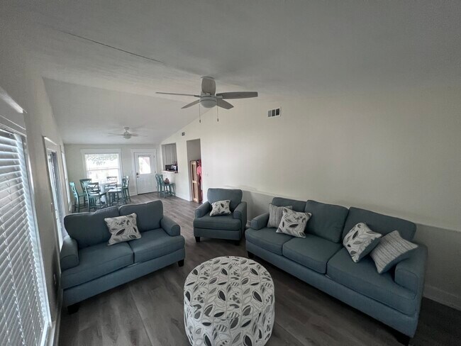 Building Photo - 208 A St