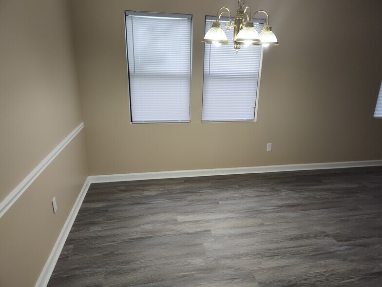Building Photo - 301 Abbey Cir