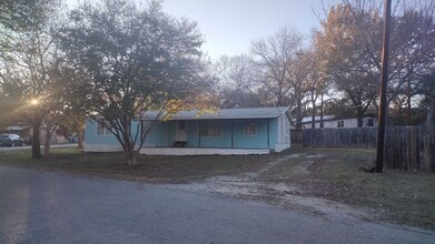 Building Photo - Large 4 Bedroom 2 Bath Home in Granbury - Indian Harbor