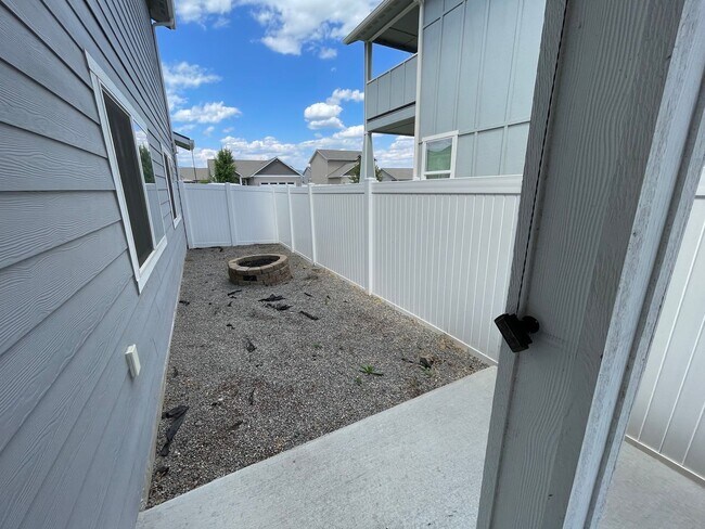 Building Photo - Post Falls Home