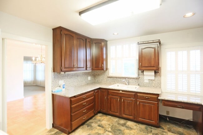 Building Photo - Spacious 2BR/1BA in Glen Park's Miraloma neighborhood, Shared Yard, Pets Considered, Garage (1 Ga...