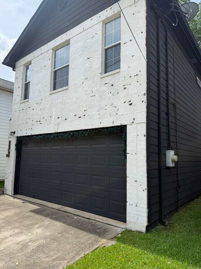 Building Photo - 9623 Elmview Pl