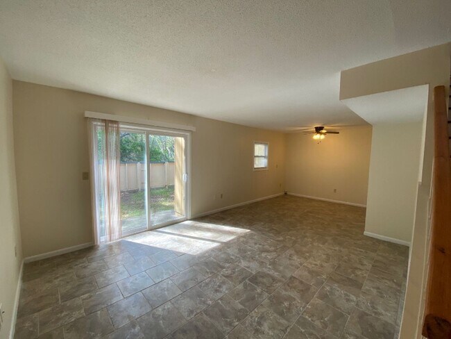 Building Photo - 449 Hickory Hill Dr