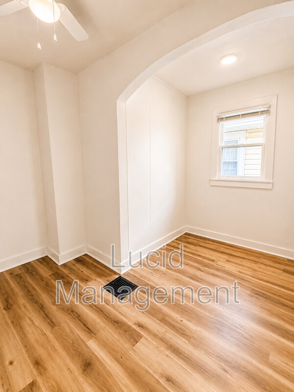 Building Photo - 536 W Evelyn Ave